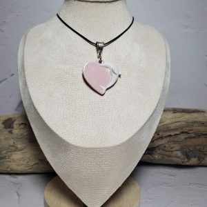 Bijou unique : pendentif cœur en céramique avec un motif de dauphin élégant.