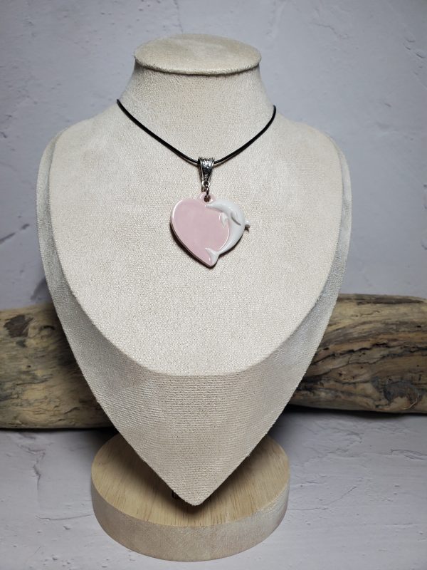 Bijou unique : pendentif cœur en céramique avec un motif de dauphin élégant.