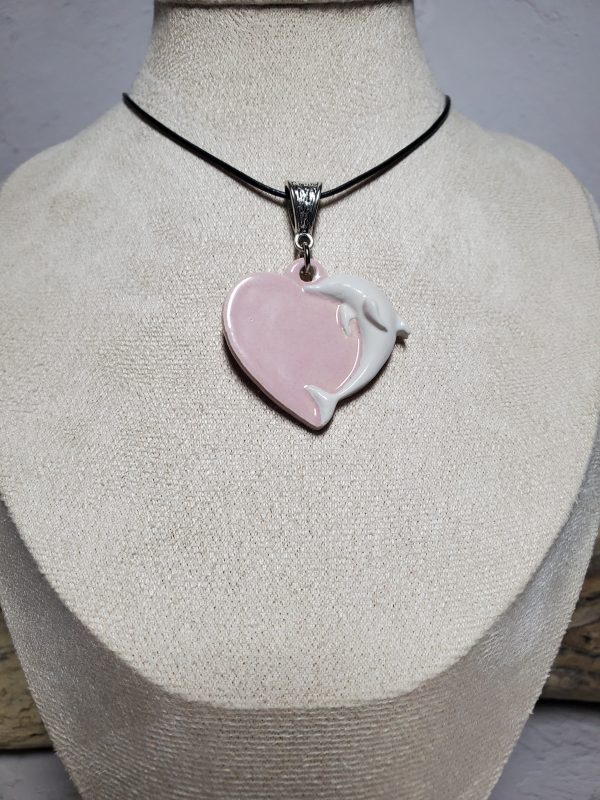 Bijou unique : pendentif cœur en céramique avec un motif de dauphin élégant.