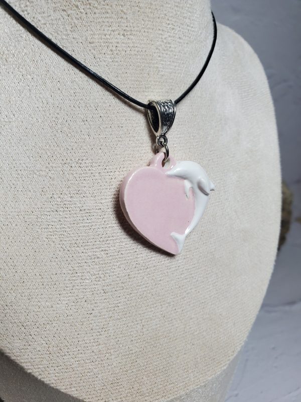 Bijou unique : pendentif cœur en céramique avec un motif de dauphin élégant.