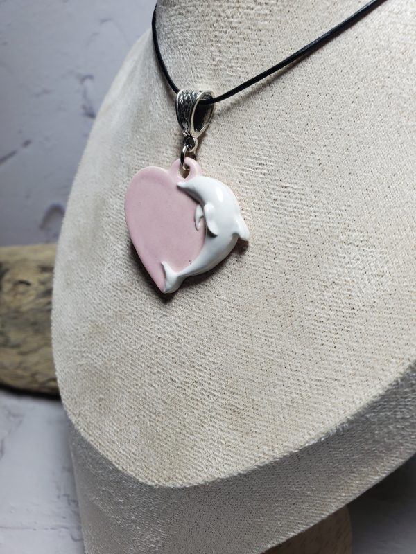 Bijou unique : pendentif cœur en céramique avec un motif de dauphin élégant.