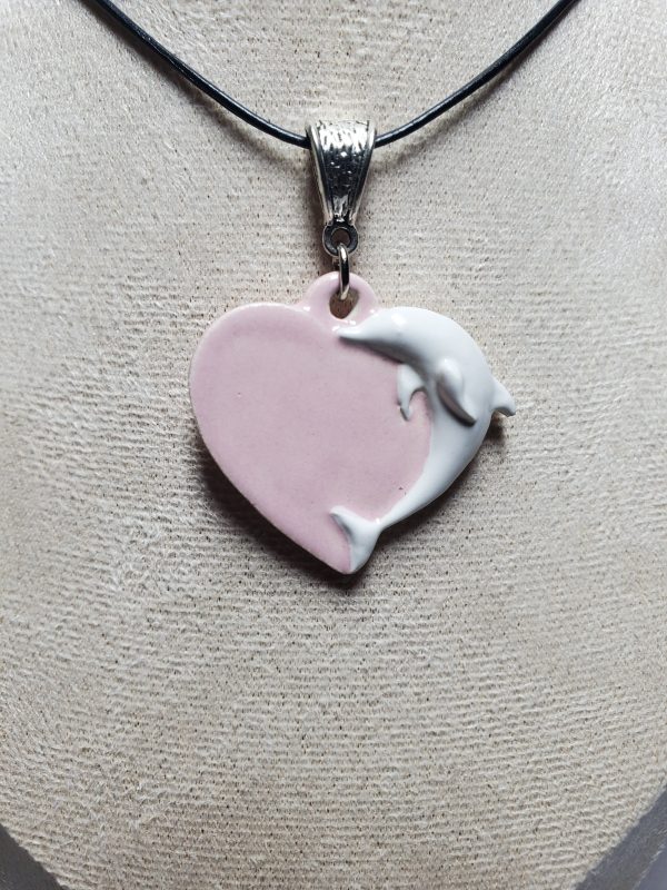 Pendentif en céramique fait main, design cœur avec dauphin intégré.