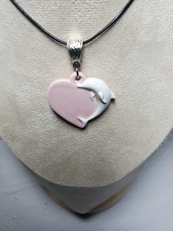 Bijou unique : pendentif cœur en céramique avec un motif de dauphin élégant.