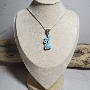 Pendentif en céramique représentant un chat élégant, avec des détails raffinés et une finition lisse, parfait pour les amoureux des félins et les collectionneurs de bijoux uniques.