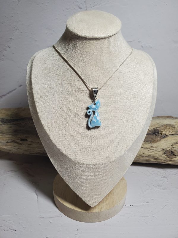 Pendentif en céramique représentant un chat élégant, avec des détails raffinés et une finition lisse, parfait pour les amoureux des félins et les collectionneurs de bijoux uniques.