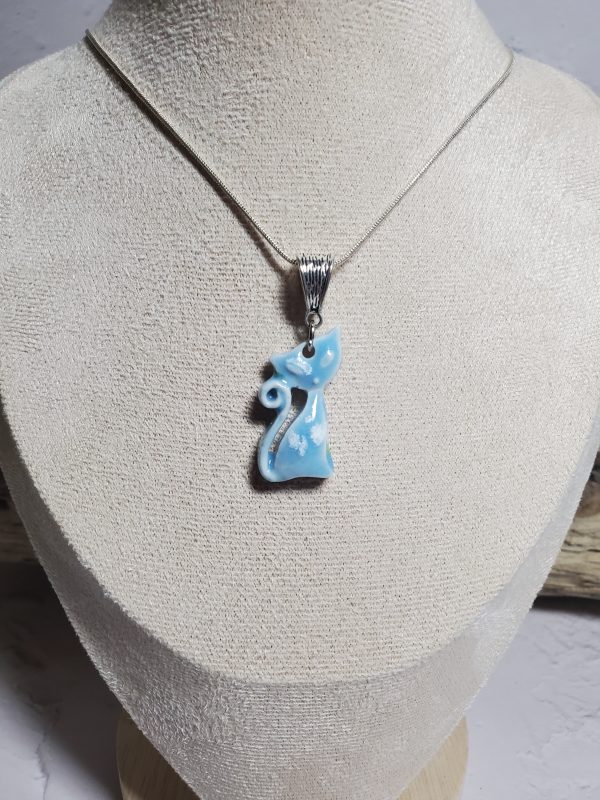 Pendentif en céramique représentant un chat élégant, avec des détails raffinés et une finition lisse, parfait pour les amoureux des félins et les collectionneurs de bijoux uniques.