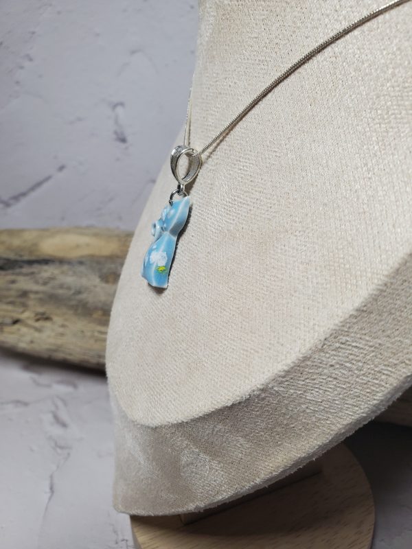 Pendentif en céramique représentant un chat élégant, avec des détails raffinés et une finition lisse, parfait pour les amoureux des félins et les collectionneurs de bijoux uniques.