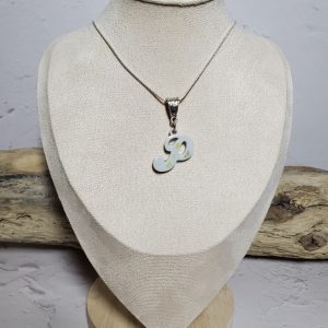 Pendentif en céramique en forme de lettre P, avec une finition lisse et élégante, parfait pour un look personnalisé et raffiné.