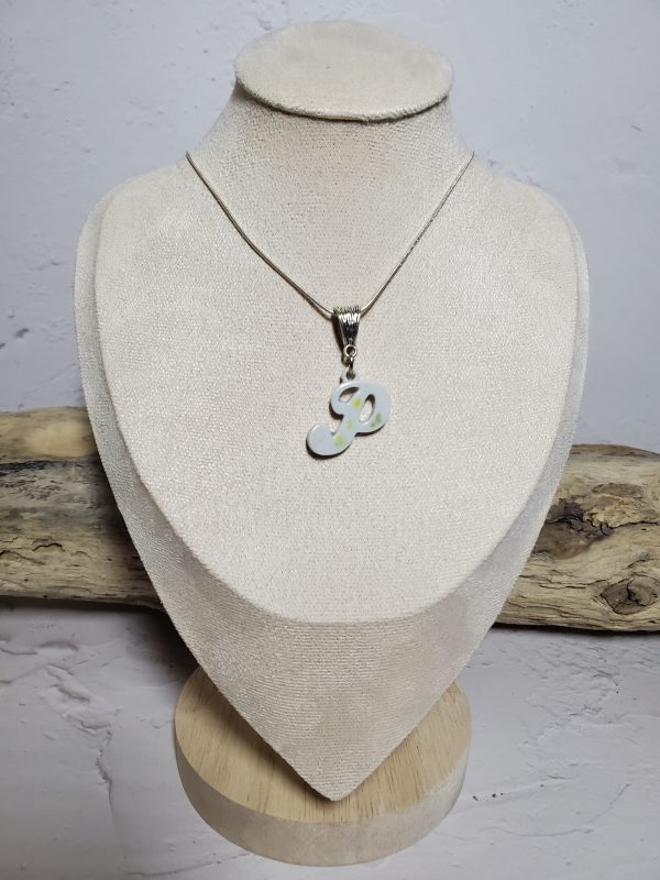 Pendentif en céramique en forme de lettre P, avec une finition lisse et élégante, parfait pour un look personnalisé et raffiné.