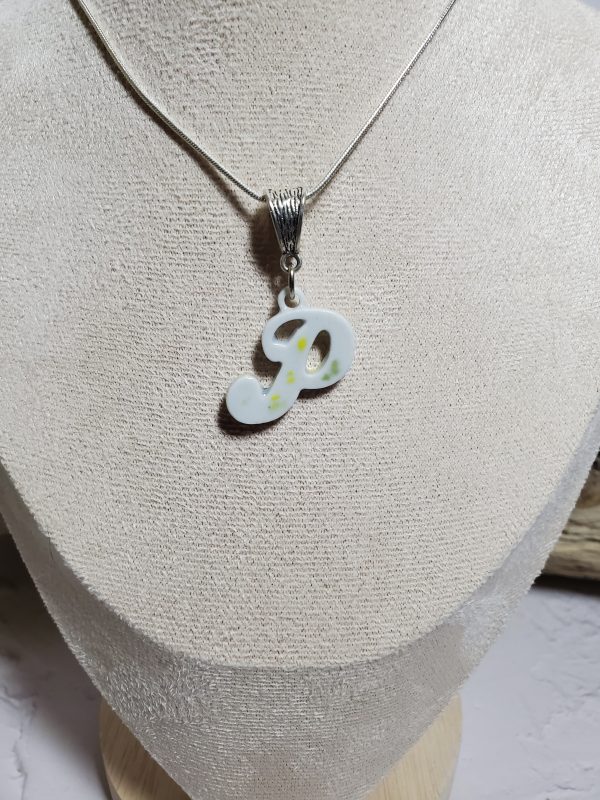 Pendentif en céramique en forme de lettre P, avec une finition lisse et élégante, parfait pour un look personnalisé et raffiné.
