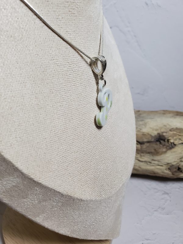 Pendentif en céramique en forme de lettre P, avec une finition lisse et élégante, parfait pour un look personnalisé et raffiné.