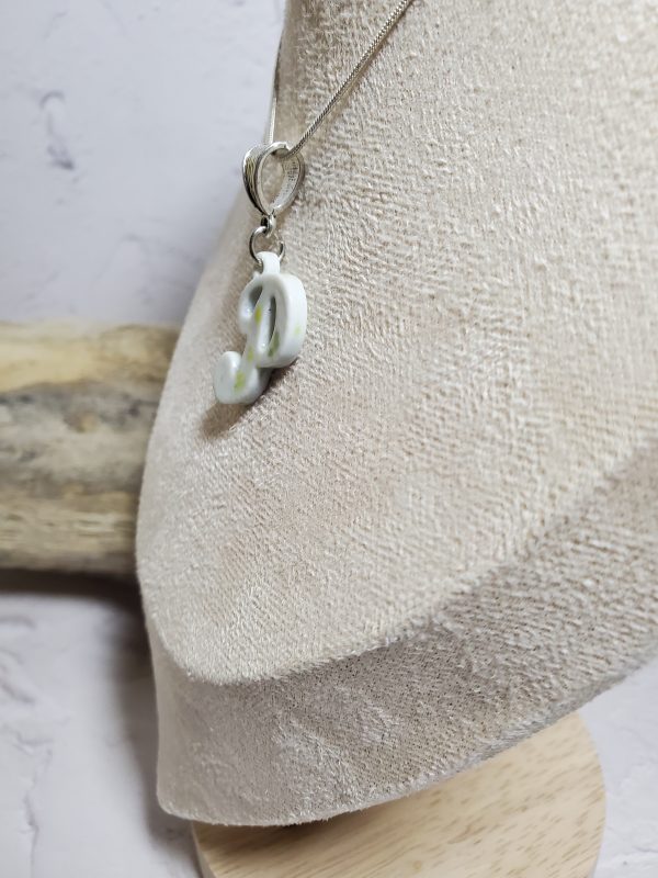 Pendentif en céramique en forme de lettre P, avec une finition lisse et élégante, parfait pour un look personnalisé et raffiné.