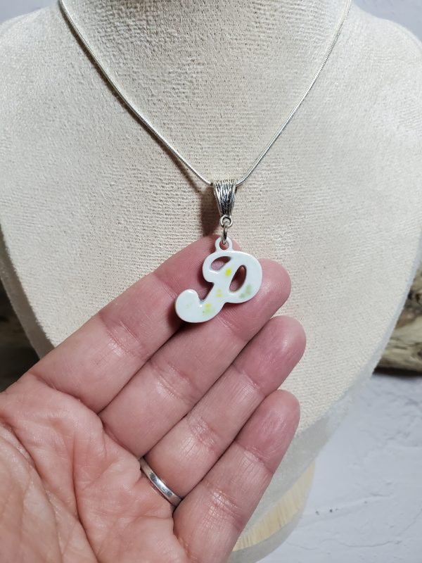 Pendentif en céramique en forme de lettre P, avec une finition lisse et élégante, parfait pour un look personnalisé et raffiné.