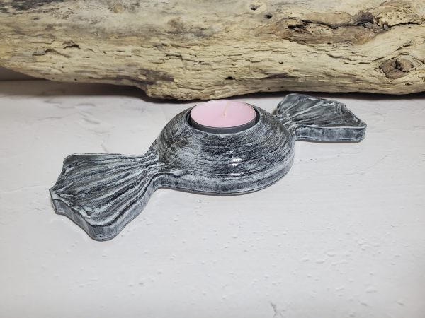 Bougeoir en céramique en forme de bonbon, avec des couleurs pastel et un design gourmand, parfait pour créer une ambiance chaleureuse et ludique.