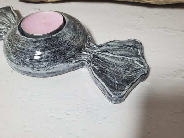 Bougeoir en céramique en forme de bonbon, avec des couleurs pastel et un design gourmand, parfait pour créer une ambiance chaleureuse et ludique.