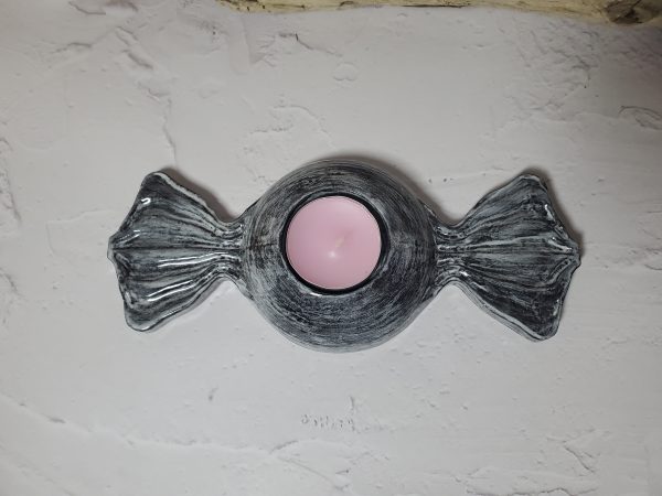 Bougeoir en céramique en forme de bonbon, avec des couleurs pastel et un design gourmand, parfait pour créer une ambiance chaleureuse et ludique.