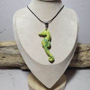 Pendentif hippocampe en céramique - Cadeau parfait pour les amoureux de la mer et des créations artisanales