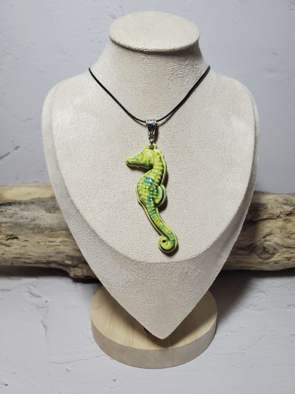 Pendentif hippocampe en céramique - Cadeau parfait pour les amoureux de la mer et des créations artisanales