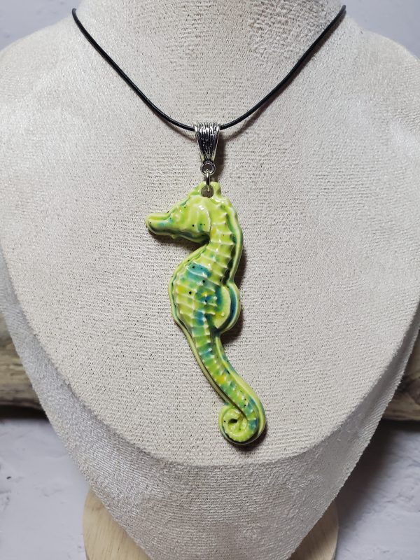Pendentif hippocampe en céramique - Cadeau parfait pour les amoureux de la mer et des créations artisanales