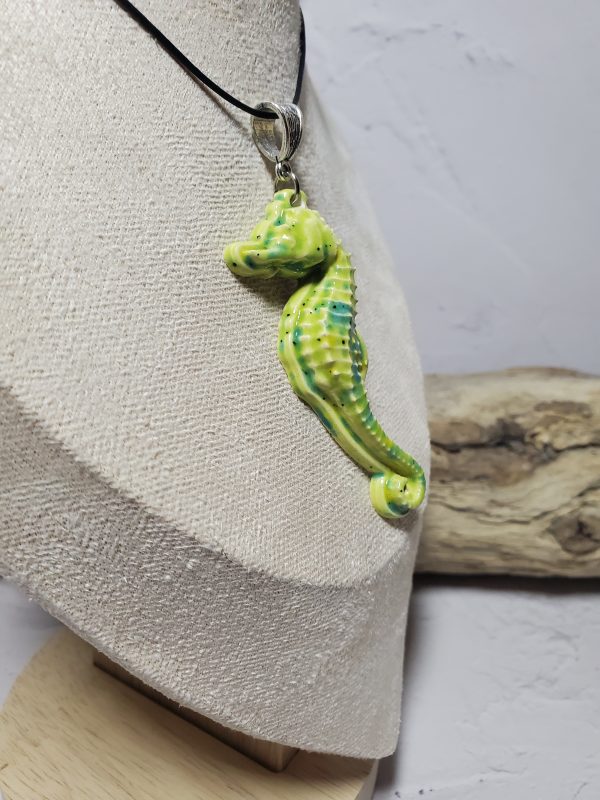 Pendentif hippocampe en céramique - Cadeau parfait pour les amoureux de la mer et des créations artisanales