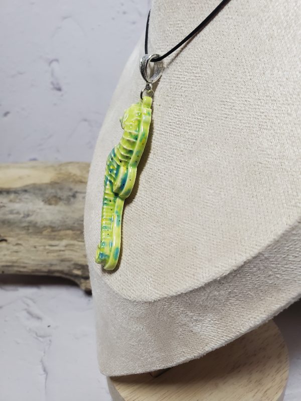 Pendentif hippocampe en céramique - Cadeau parfait pour les amoureux de la mer et des créations artisanales