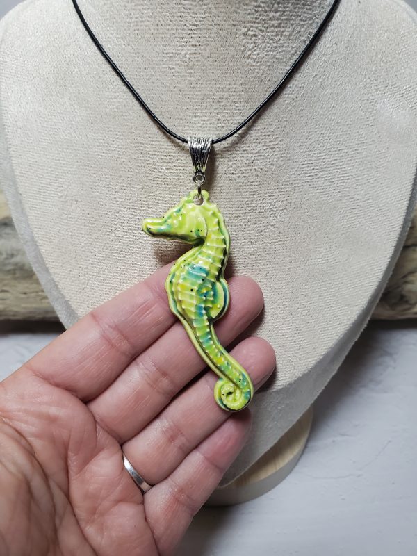 Pendentif hippocampe en céramique - Cadeau parfait pour les amoureux de la mer et des créations artisanales