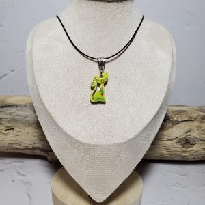 Pendentif en céramique représentant un chat élégant, avec des détails raffinés et une finition lisse, parfait pour les amoureux des félins et les collectionneurs de bijoux uniques.