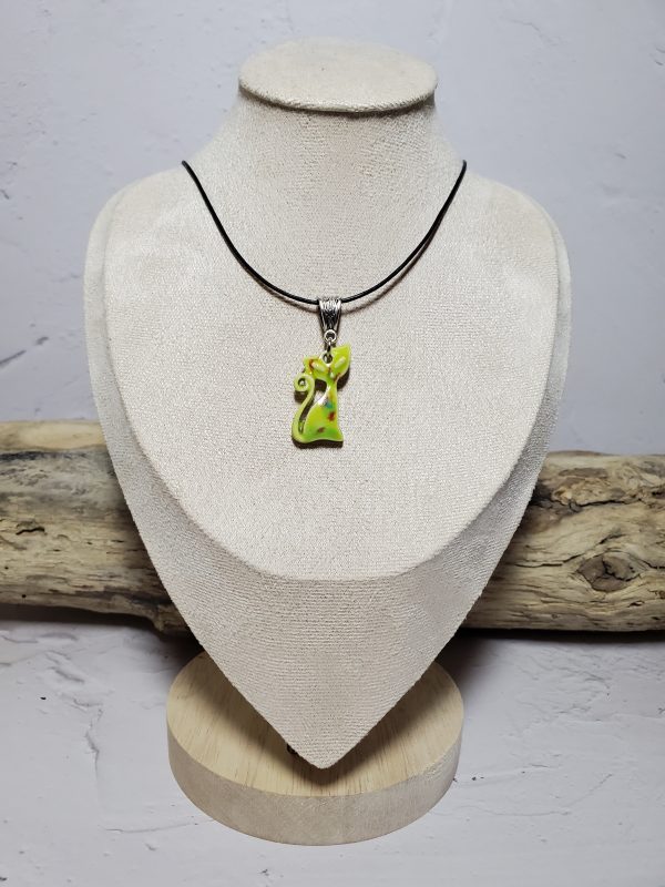 Pendentif en céramique représentant un chat élégant, avec des détails raffinés et une finition lisse, parfait pour les amoureux des félins et les collectionneurs de bijoux uniques.