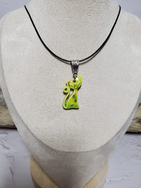 Pendentif en céramique représentant un chat élégant, avec des détails raffinés et une finition lisse, parfait pour les amoureux des félins et les collectionneurs de bijoux uniques.