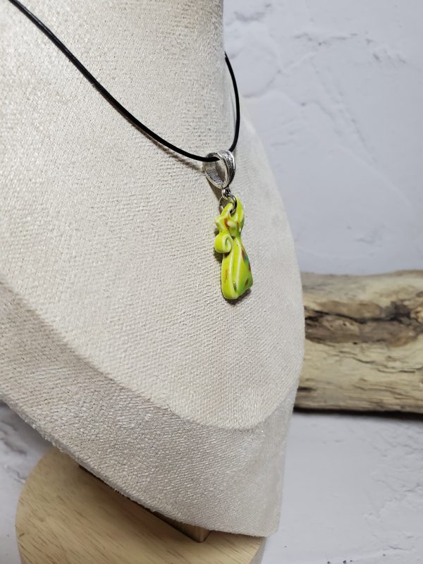 Pendentif en céramique représentant un chat élégant, avec des détails raffinés et une finition lisse, parfait pour les amoureux des félins et les collectionneurs de bijoux uniques.