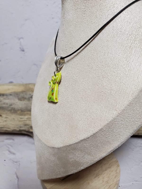 Pendentif en céramique représentant un chat élégant, avec des détails raffinés et une finition lisse, parfait pour les amoureux des félins et les collectionneurs de bijoux uniques.
