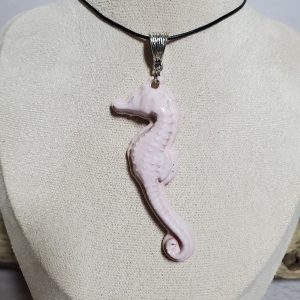 Élégant pendentif hippocampe fait main en céramique – Symbole marin