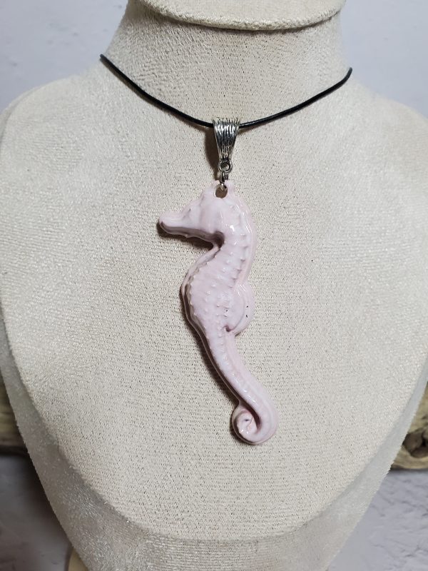 Élégant pendentif hippocampe fait main en céramique – Symbole marin