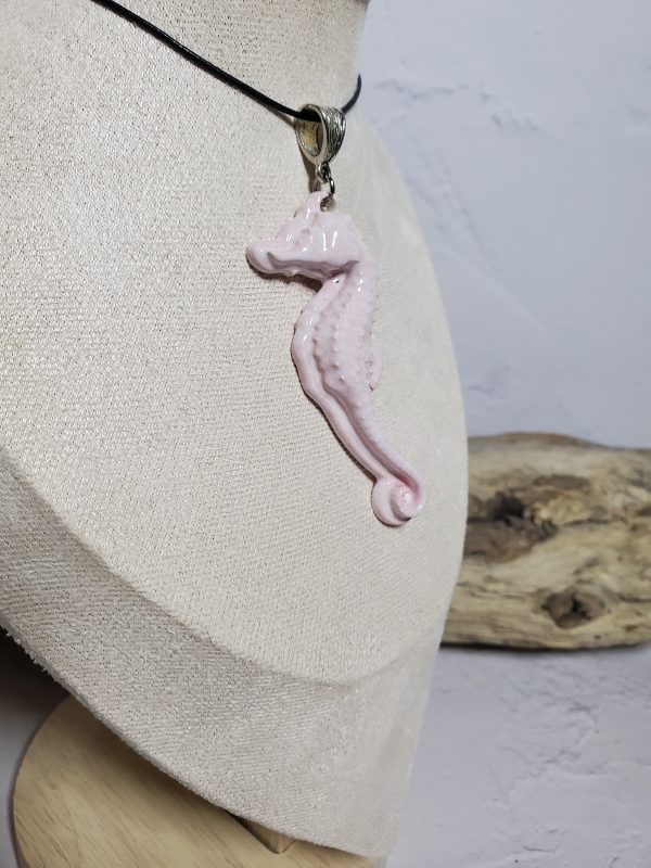 Élégant pendentif hippocampe fait main en céramique – Symbole marin