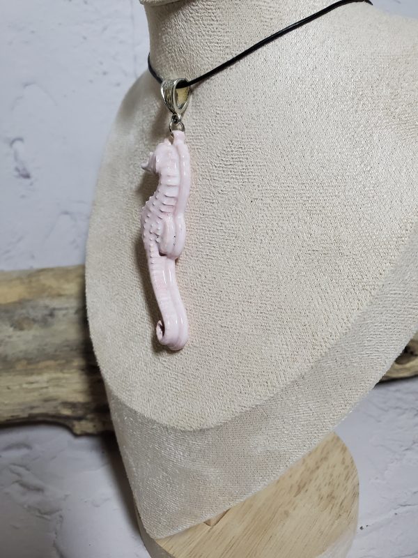 Élégant pendentif hippocampe fait main en céramique – Symbole marin