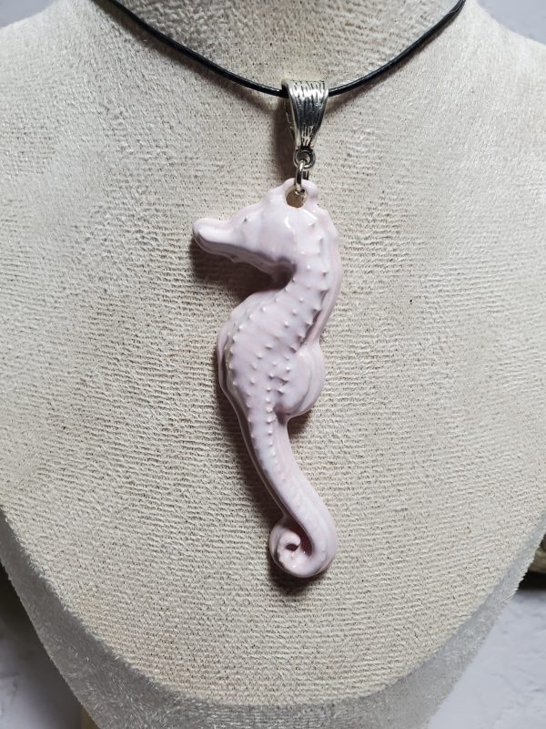 Élégant pendentif hippocampe fait main en céramique – Symbole marin
