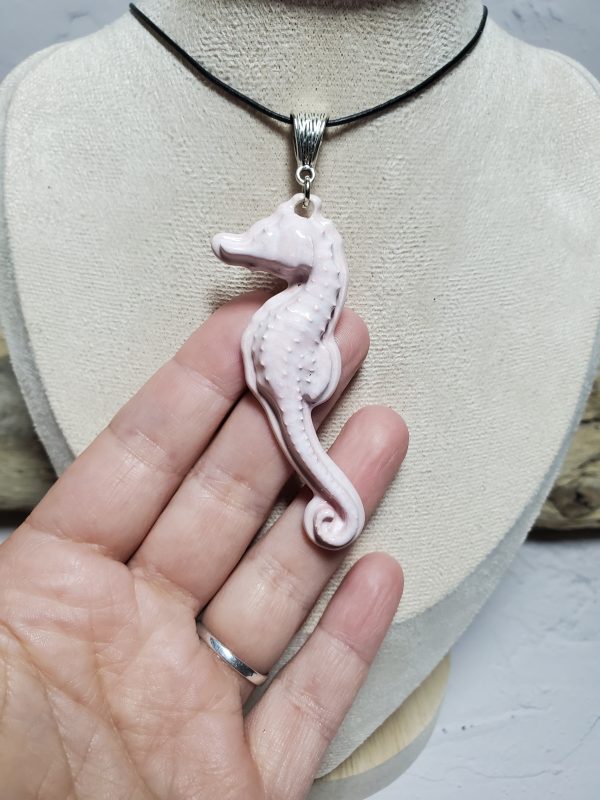 Élégant pendentif hippocampe fait main en céramique – Symbole marin