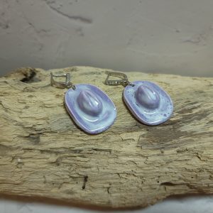 Bijou d'oreilles en céramique représentant des chapeaux de style western, accessoire de mode thématique