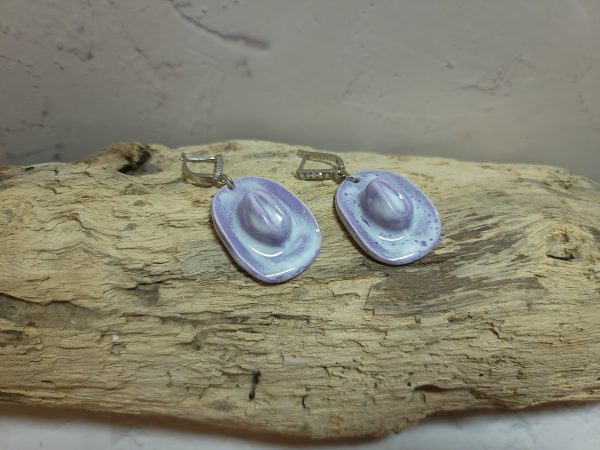 Bijou d'oreilles en céramique représentant des chapeaux de style western, accessoire de mode thématique