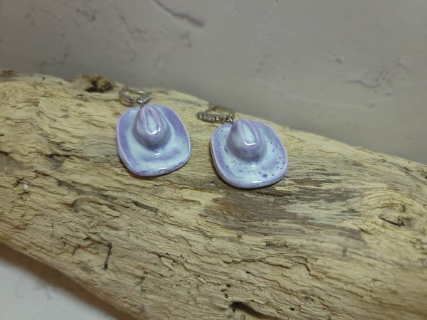 Bijou d'oreilles en céramique représentant des chapeaux de style western, accessoire de mode thématique