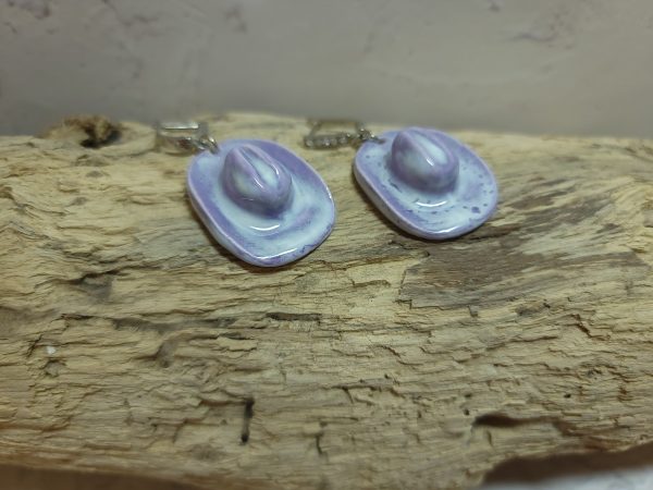 Bijou d'oreilles en céramique représentant des chapeaux de style western, accessoire de mode thématique