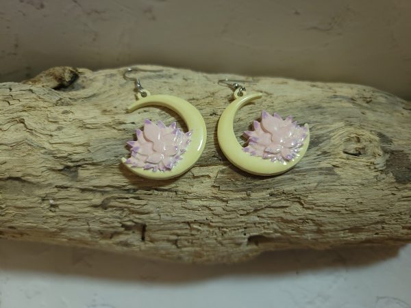 Bijou fait main en céramique – la douceur de la lune et l’harmonie du lotus à vos oreilles