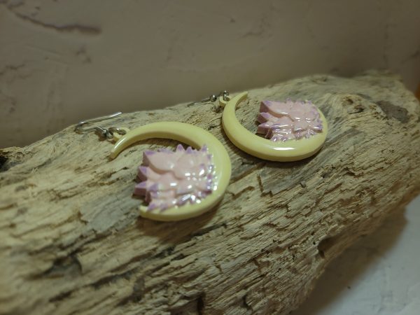 Bijou fait main en céramique – la douceur de la lune et l’harmonie du lotus à vos oreilles