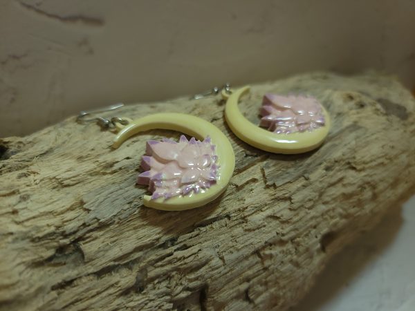 Bijou fait main en céramique – la douceur de la lune et l’harmonie du lotus à vos oreilles