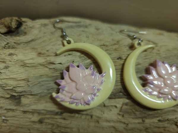 Bijou fait main en céramique – la douceur de la lune et l’harmonie du lotus à vos oreilles