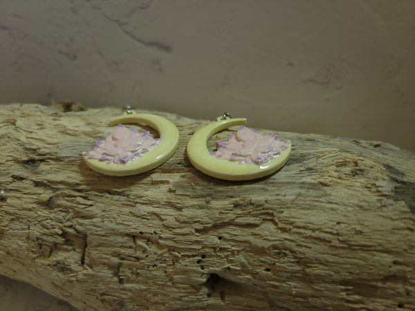 Bijou fait main en céramique – la douceur de la lune et l’harmonie du lotus à vos oreilles