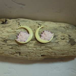 Bijou fait main en céramique – la douceur de la lune et l’harmonie du lotus à vos oreilles