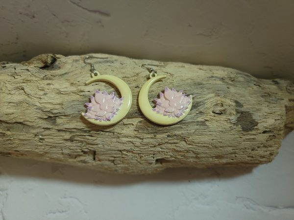 Bijou fait main en céramique – la douceur de la lune et l’harmonie du lotus à vos oreilles