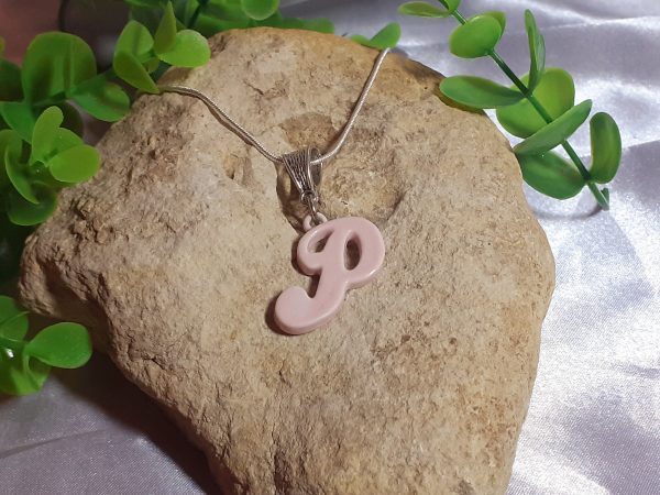 Pendentif lettre P en céramique - Artisanat unique de Only Ceramic Creation