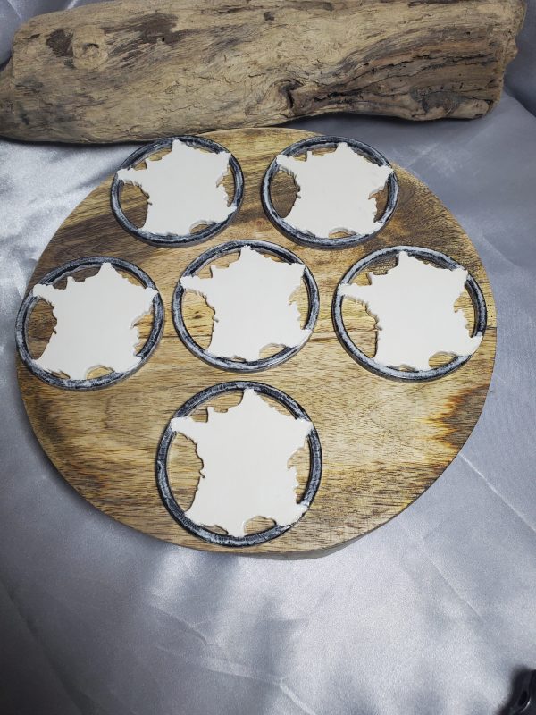 Sous-verres en céramique artisanaux représentant la carte de France, élégants et uniques, parfaits pour une décoration raffinée et pratique.